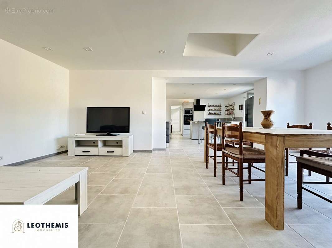 Maison à CHAILLEVETTE