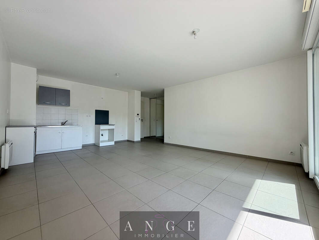 Appartement t3 - 65m2 - terrasse - double box - résidence standing - piscine - marseille 11 les camoins - photo 3