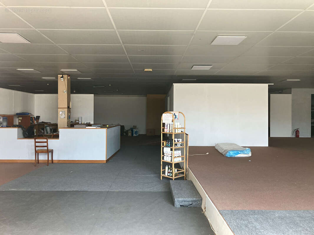 Commerce à FONTAINE-LE-COMTE