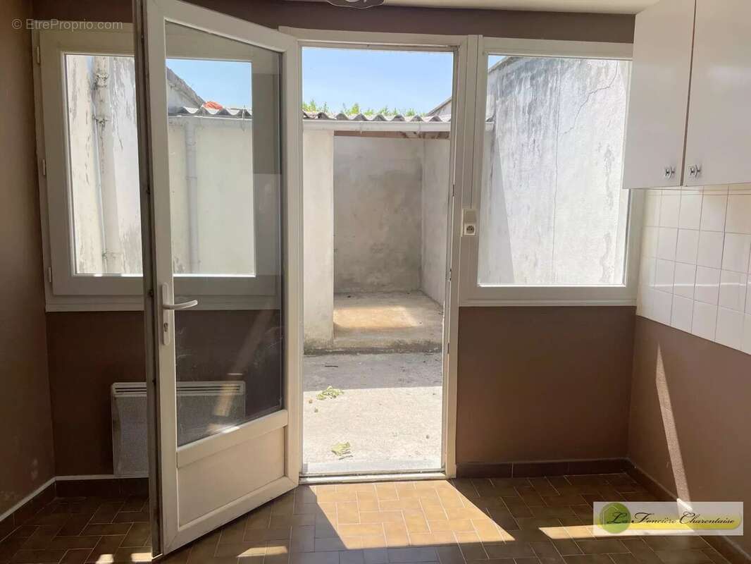 Maison 80 m² à Aigre  - photo 11