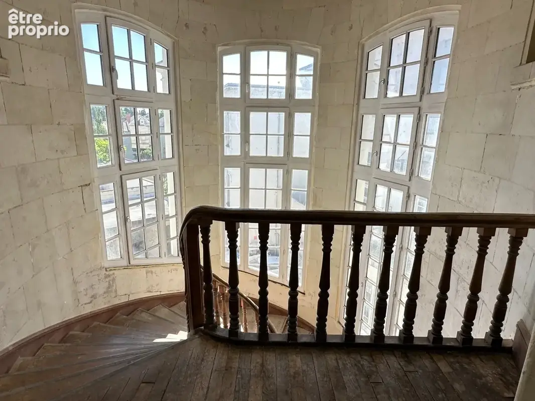 ULTRA-CENTRE SAUMUR, Appartement lumineux rénové de 82m² avec stationnement sécurisé et cave - photo 11