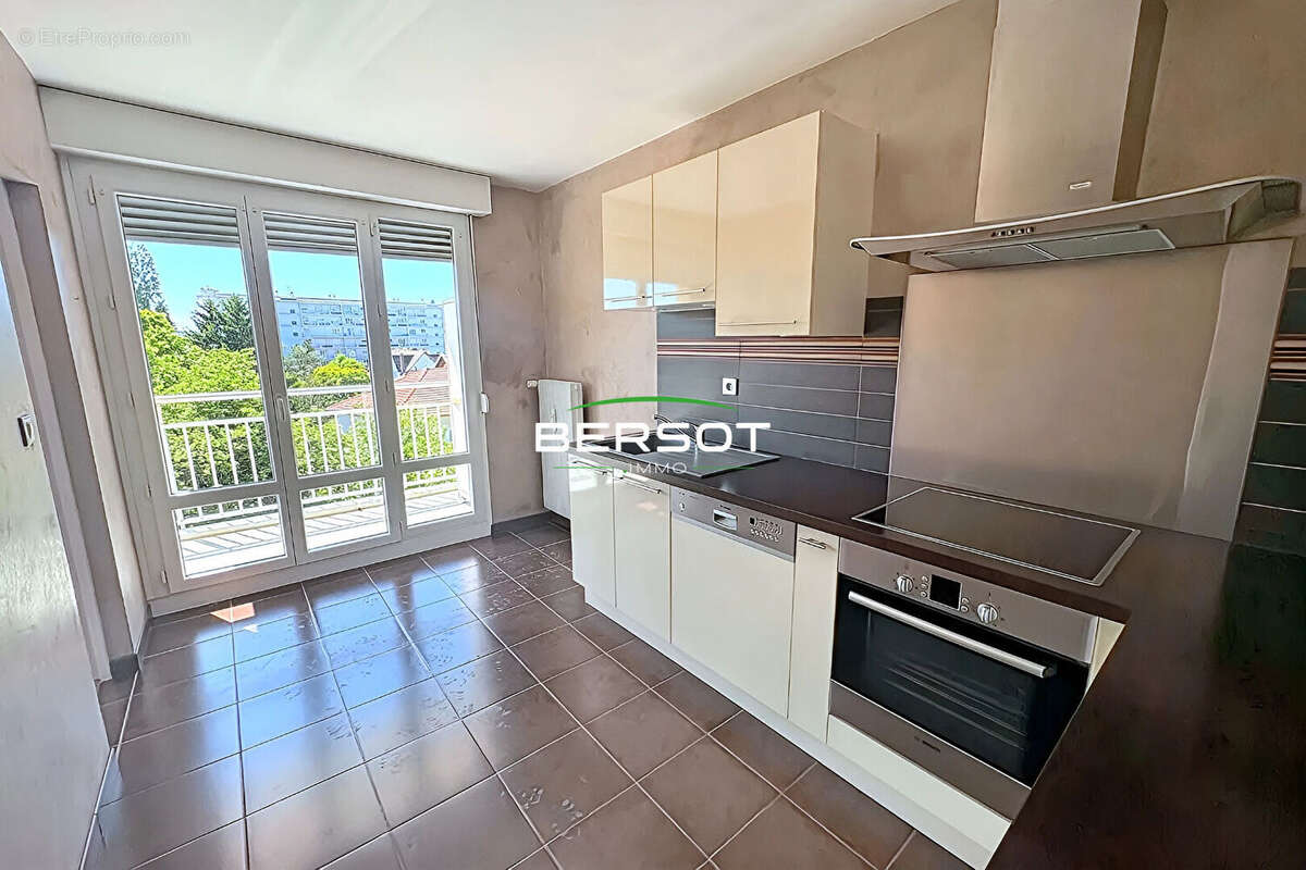 Vaste appartement 3 chambres avec balcons quartier des Chaprais à Besançon - photo 2