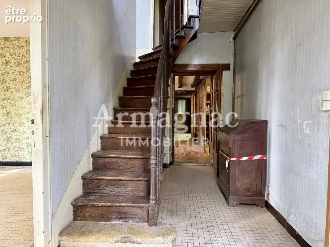Maison en pierre à rénover avec jardin et dépendances - photo 2