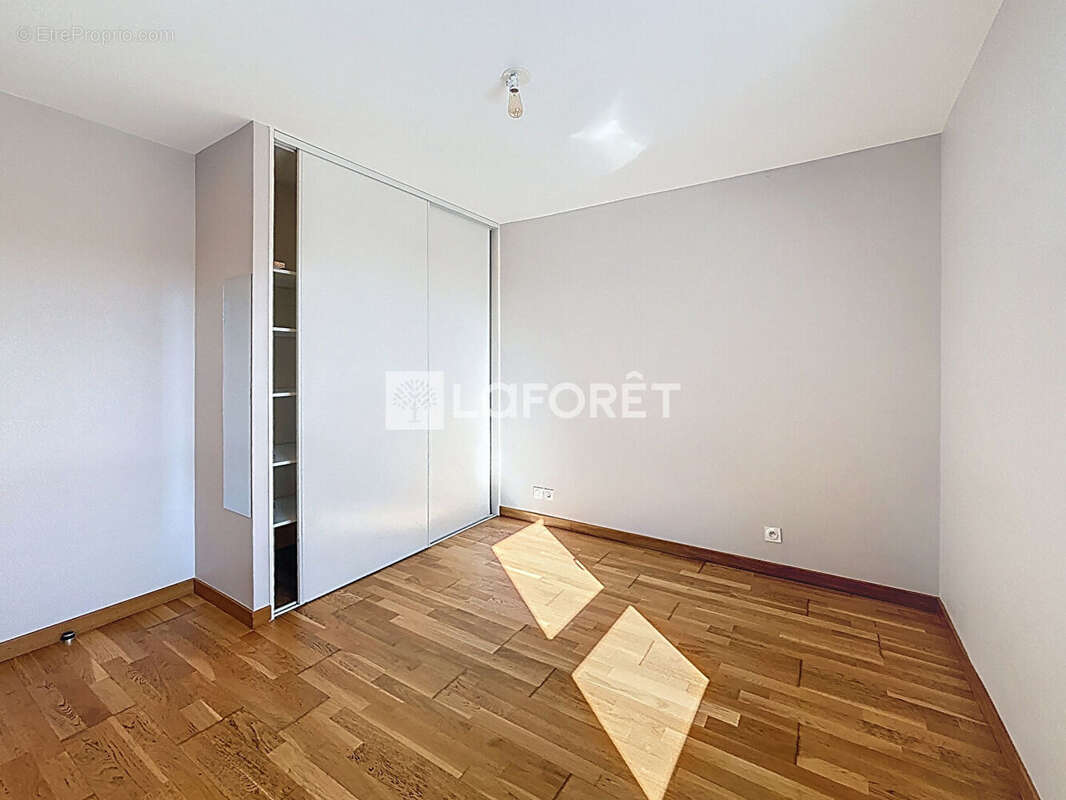 Appartement à SAINT-DENIS-LES-BOURG