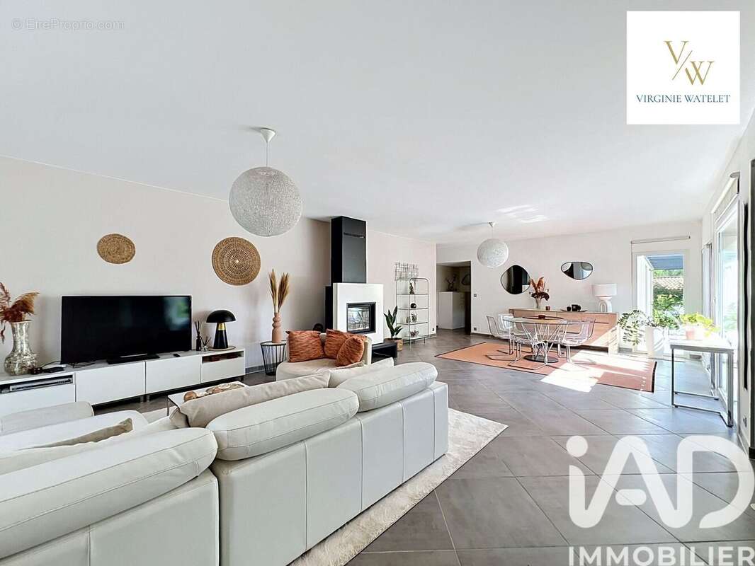 Maison 215 m² à Saint-Jean-De-Cuculles  - photo 7