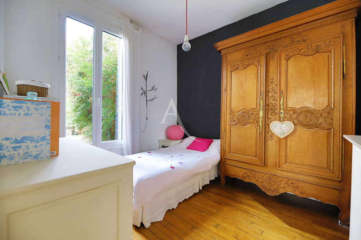 CHATOU, Maison de charme des années 1920 avec 4 chambres, jardin et stationnement - photo 10