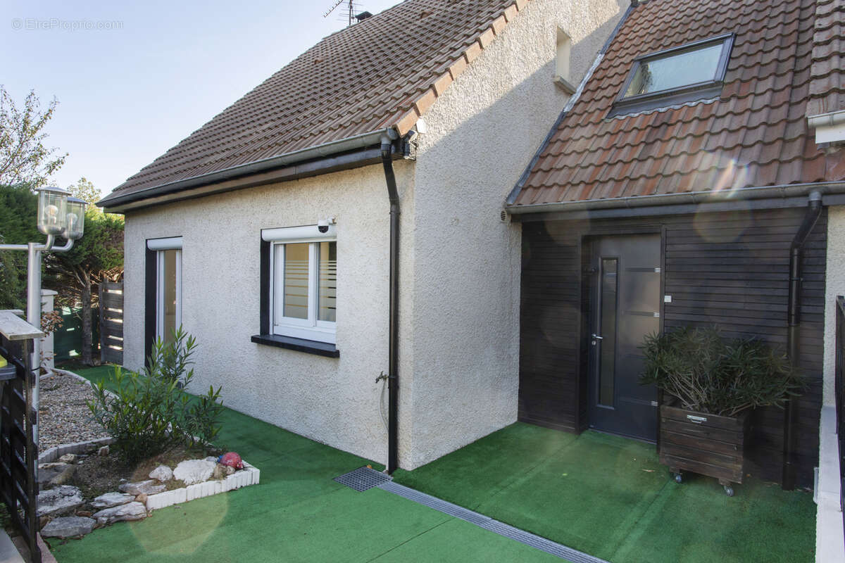 Maison à COMMELLE-VERNAY