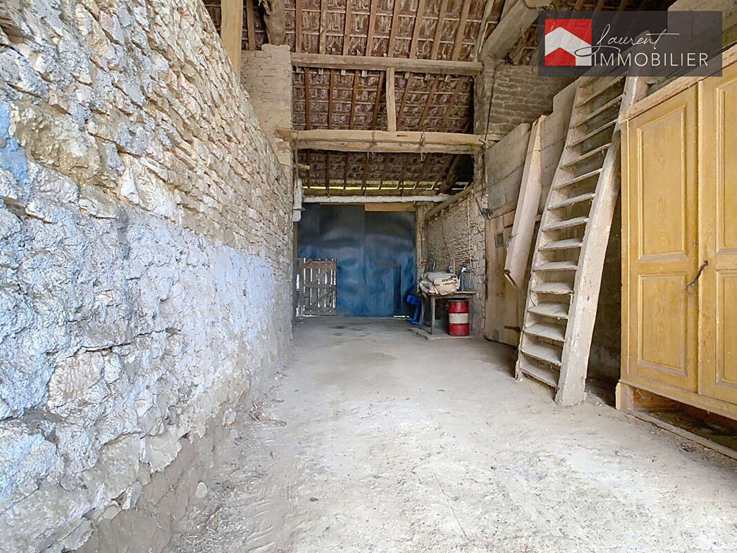 Loisy 4 pièces - Ancienne ferme bressane avec dépendances -114 m2 - 128 000 - photo 16