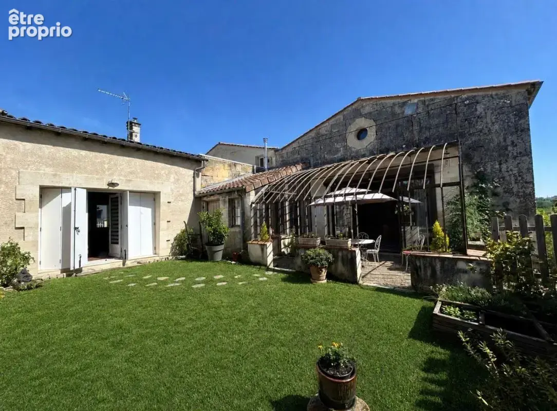 Saint-André de Cubzac , plus précisément à La lande de Fronsac ,au calme proche des vignobles ,Découvrez cette Maison de Village - photo 8