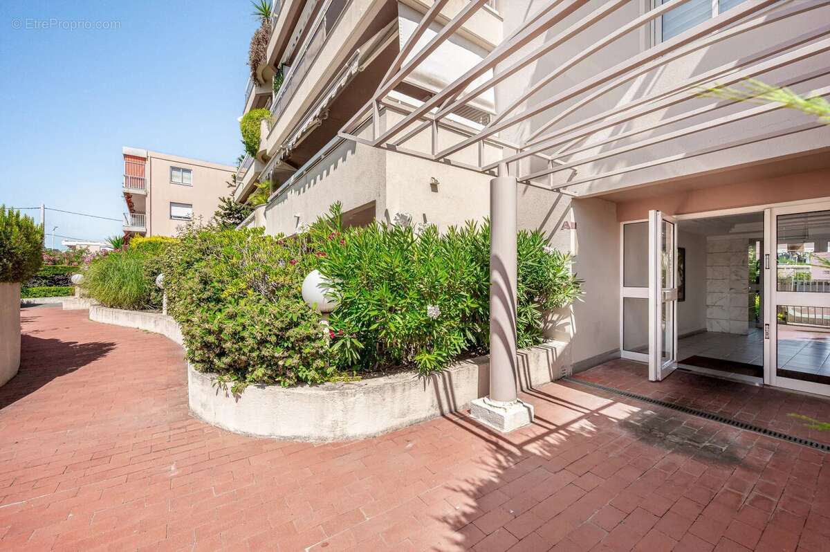 VENDU - Exclusivité  - JUAN-LES-PINS - Magnifique 3P avec terrasse de 40m² - piscine - parking en sous sol - à 150 m des plages - photo 19