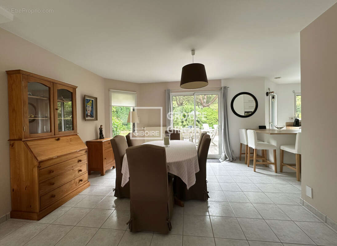A vendre - Agence Giboire - Maison familiale d'environ 120 m2 - Golf de Cicé Blossac: quartier prisé pour son environnement priv - photo 6