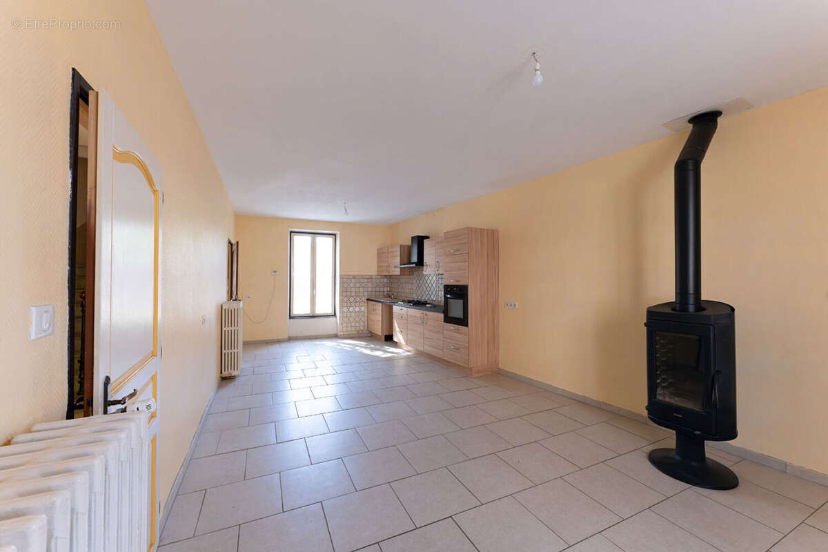 Maison à LE BREUIL-SUR-COUZE