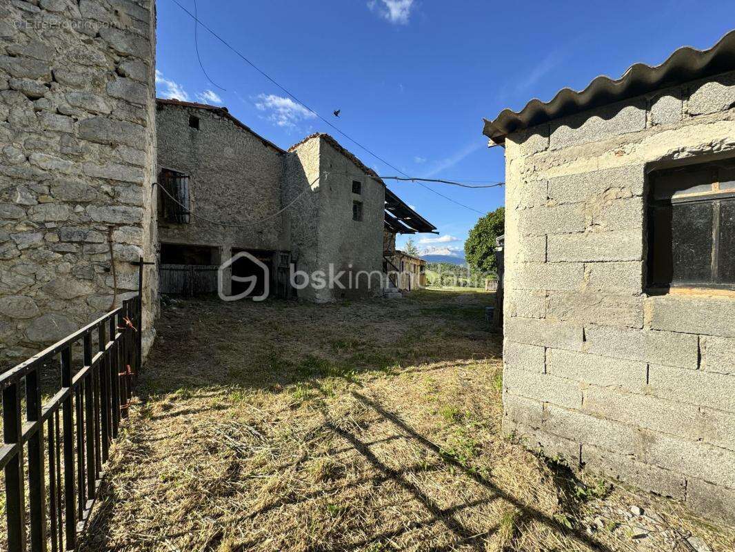 Ancienne bergerie sur terrain constructible d'environ 950 m² - photo 8
