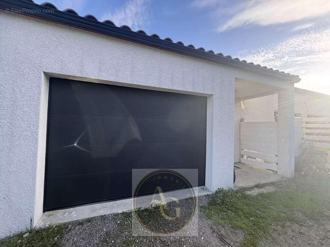 Maison à VILLENEUVE-LA-COMPTAL