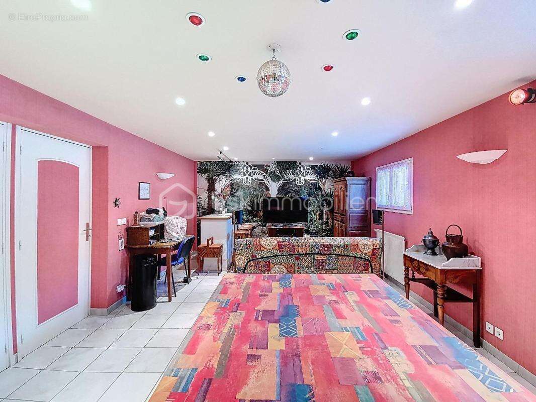 À VENDRE – Maison de caractère de 201 m² avec jardin paysager , piscine ‍ et vue dégagée  - photo 8