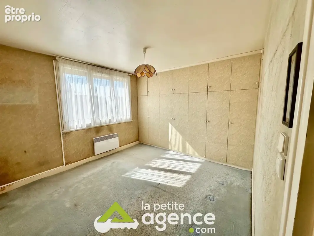 SAINT DOULCHARD, maison T4 de 117 m2 avec garage et dépendances sur  600 m2 de jardin. - photo 5