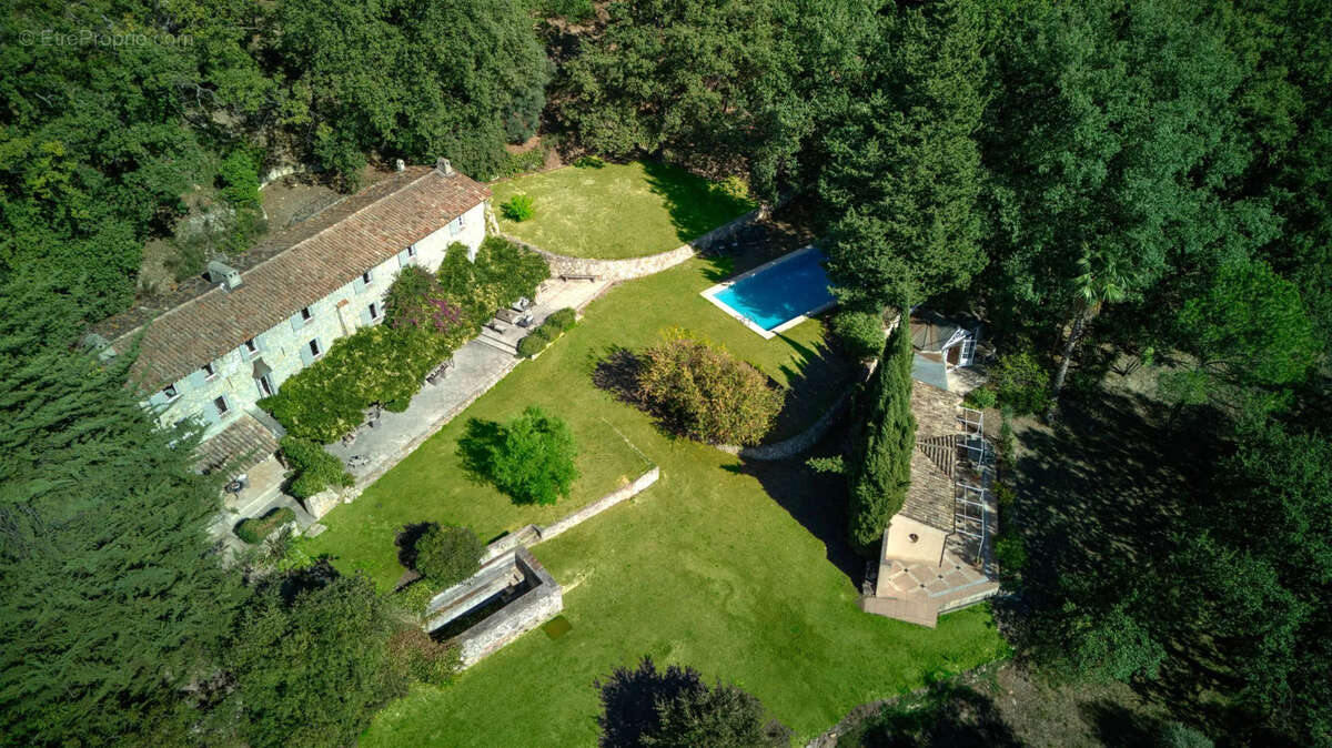 Maison à CHATEAUNEUF-GRASSE
