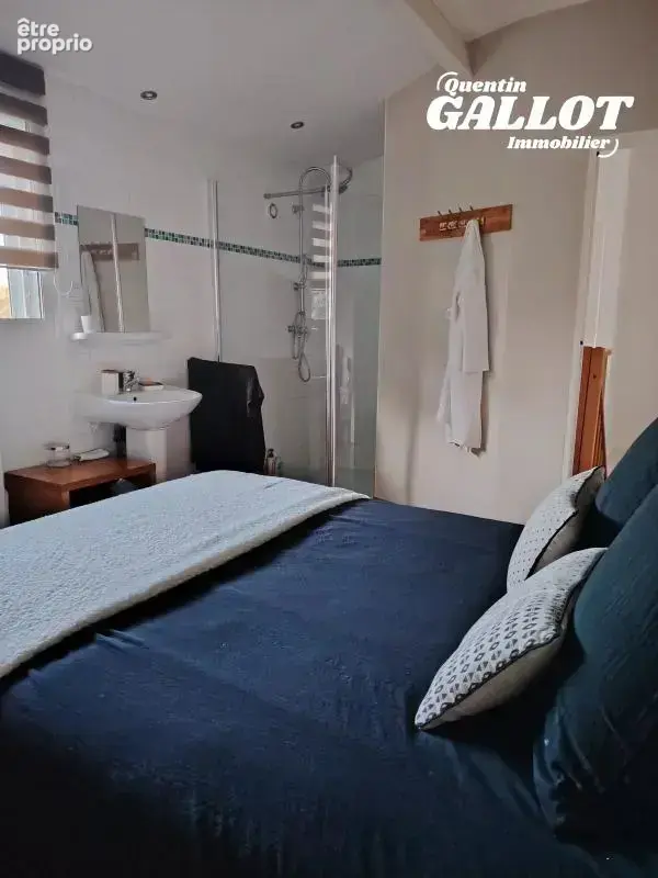 Charmante longère en pierre et sa dépendance – emplacement privilégié au cœur de ploeren 546 000 € fai  187 m²  7 pièces  4 cham - photo 5