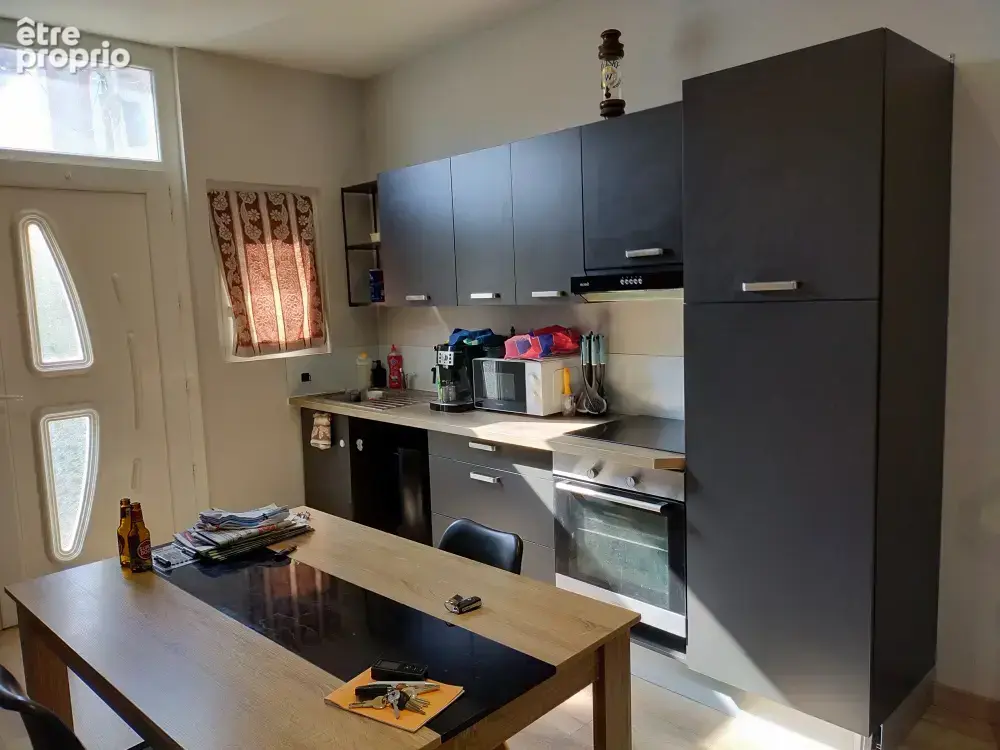 Venez découvrir cette charmante maison de ville mitoyenne d'un côté  avec une cour et une cave - photo 3