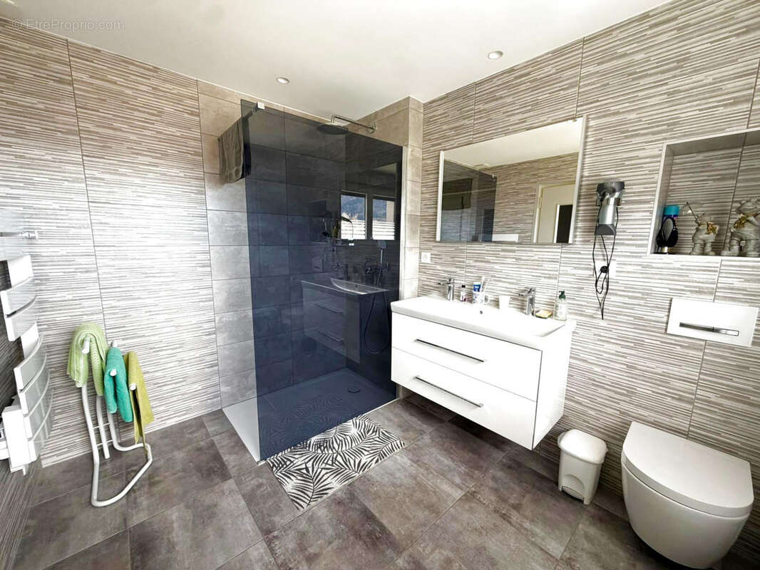 Maison à SAINT-PIERRE-EN-FAUCIGNY