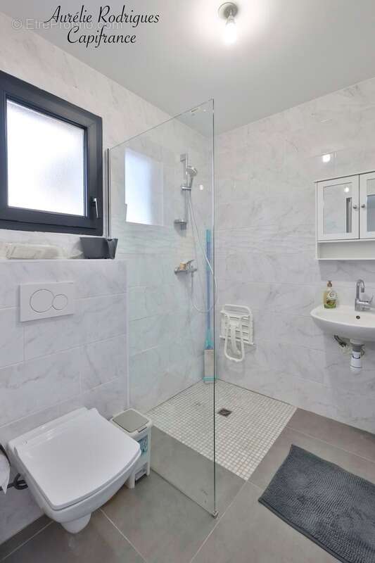 Maison à BAGE-LE-CHATEL