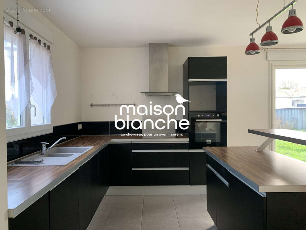 Maison à SAINT-CYR-DU-DORET