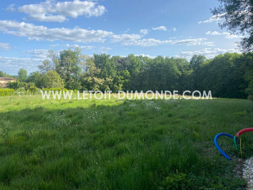 Terrain à LEGUILLAC-DE-L&#039;AUCHE