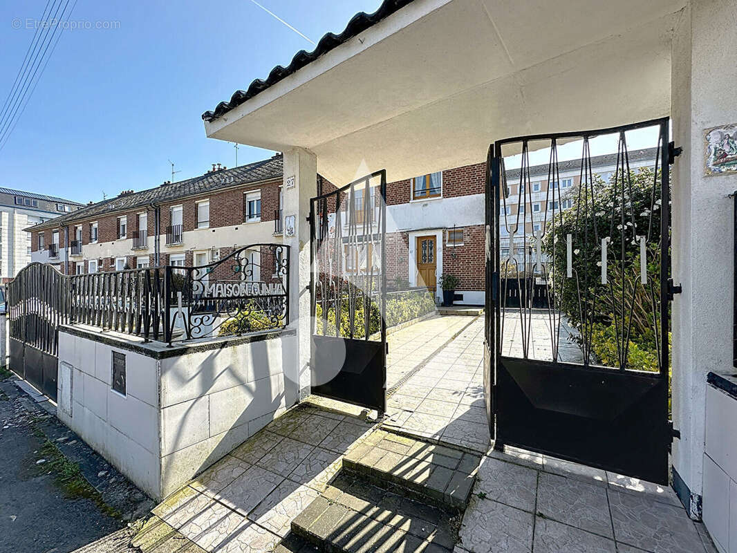 Maison à QUIEVRECHAIN