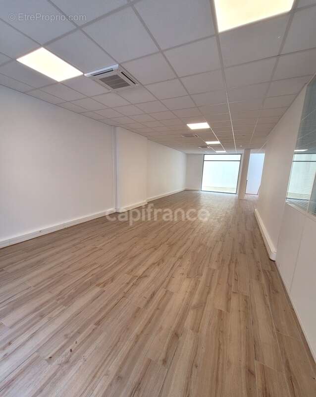Dpt Paris (75), à vendre PARIS 15EME ARRONDISSEMENT Local commercial 200 m² - photo 2