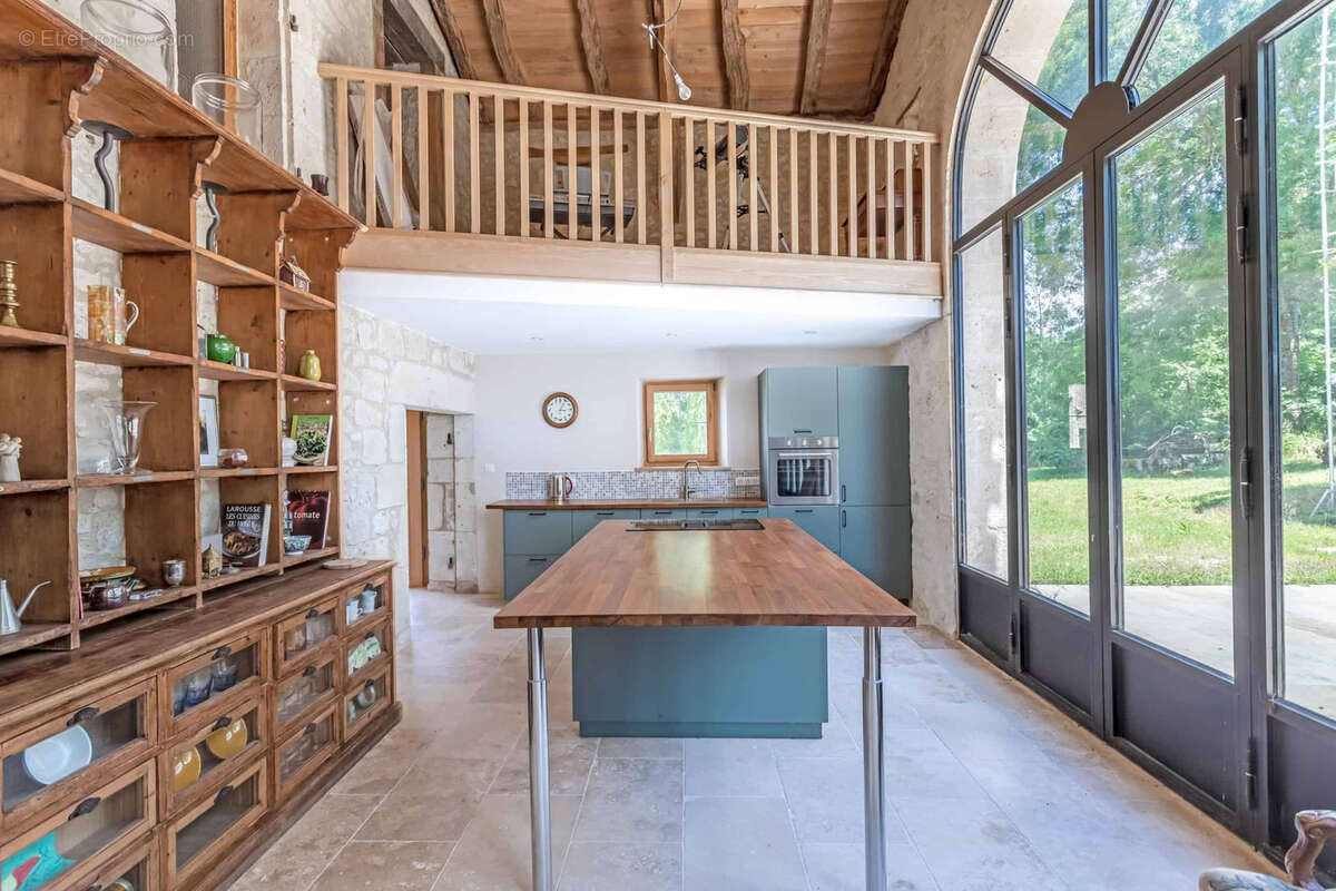 Stone property with renovation project - photo 13