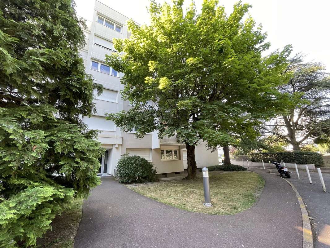 Grand studio dans un bel environnement - parking - photo 12