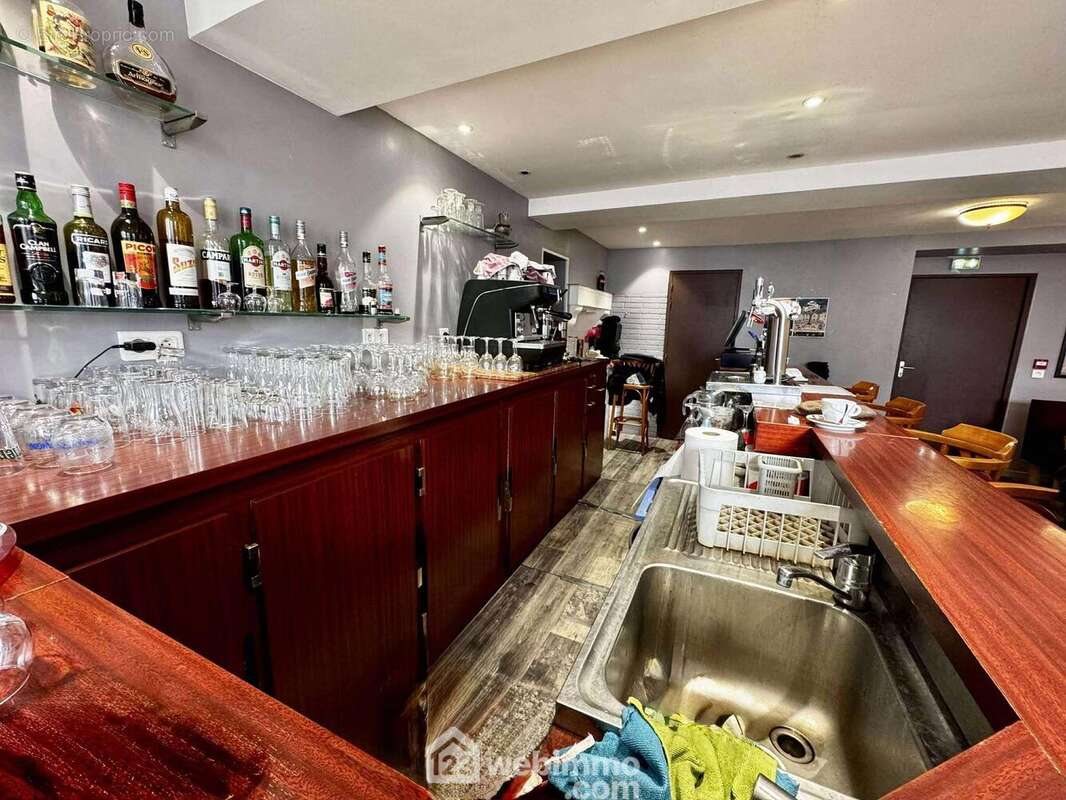 Un comptoir chaleureux où l?ambiance prend vie - Commerce à LAON