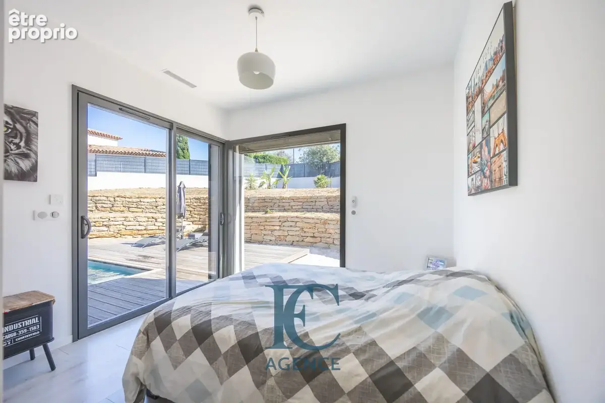 Maison contemporaine 6 pièces 190 m2 avec piscine et garage à proximité immédiate des criques - photo 6