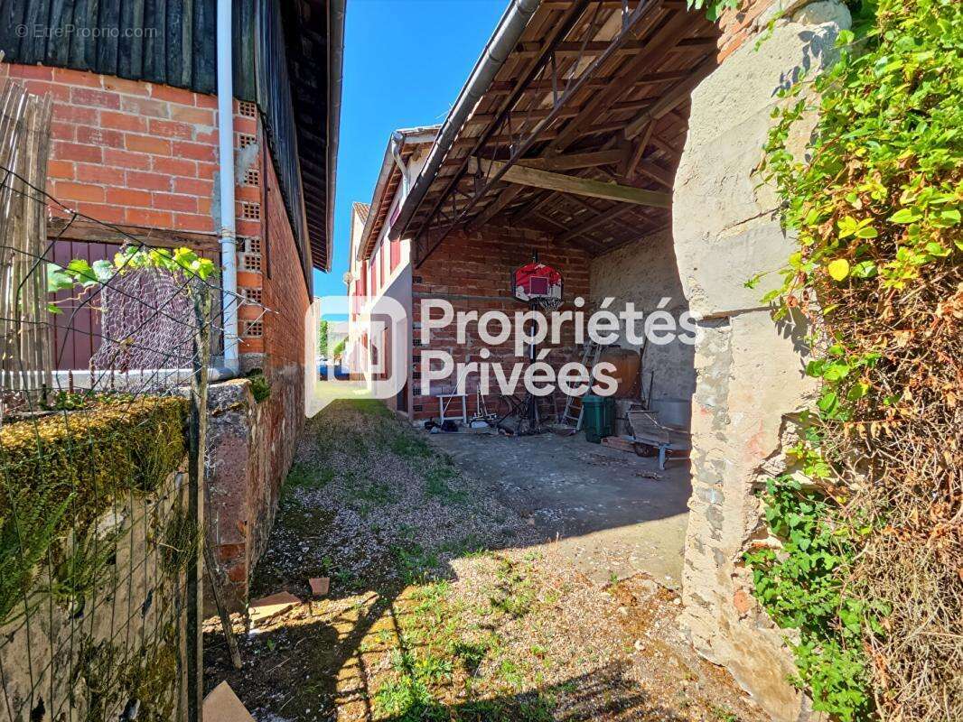 Grande maison en pierre à rénover avec jardin, dépendances et fort potentiel - photo 5