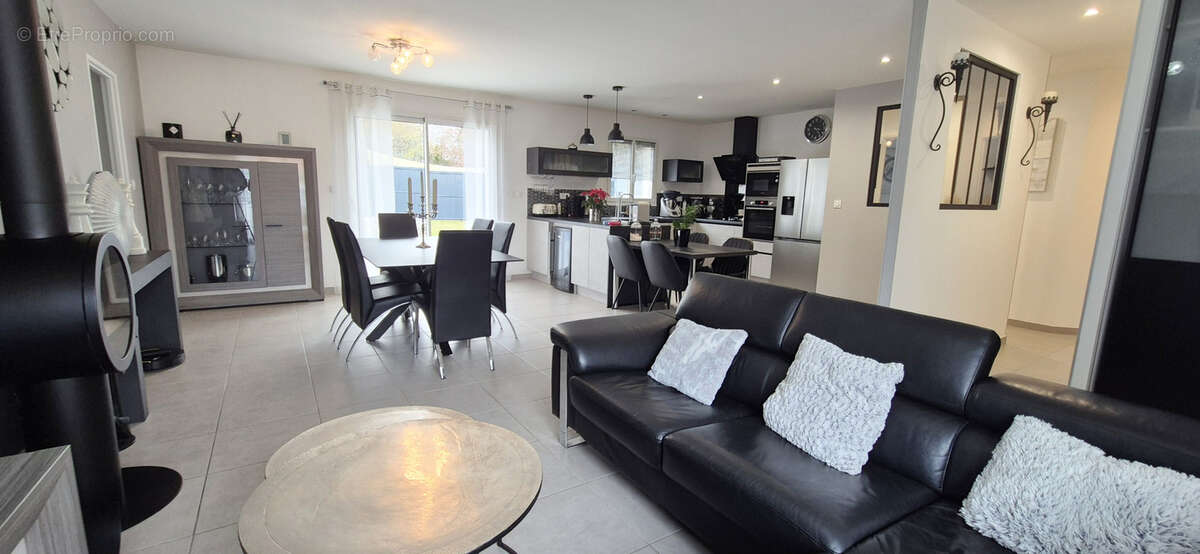 Maison à LA CHAPELLE-DE-LA-TOUR