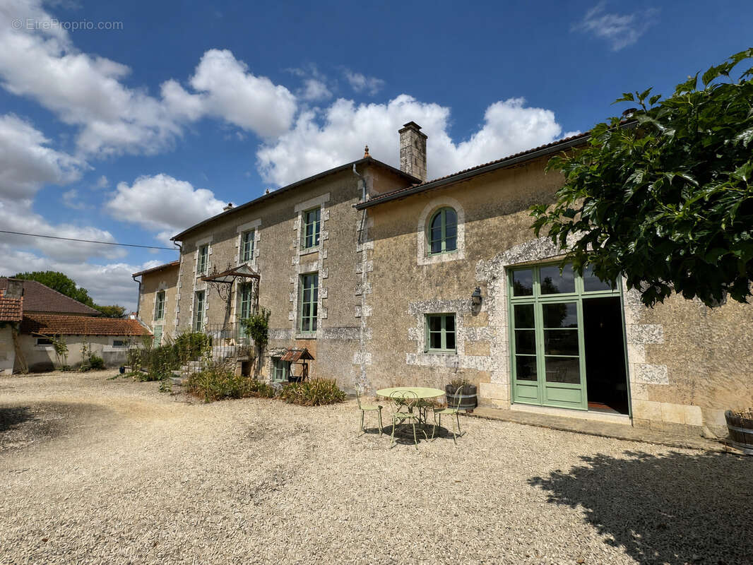 Charmante maison de 203m2 avec jardin et dépendances - photo 2