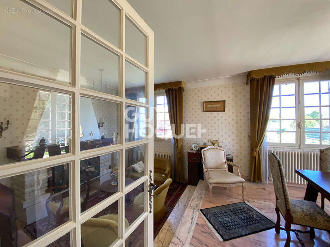 Maison à SAINT-MEDARD-DE-GUIZIERES