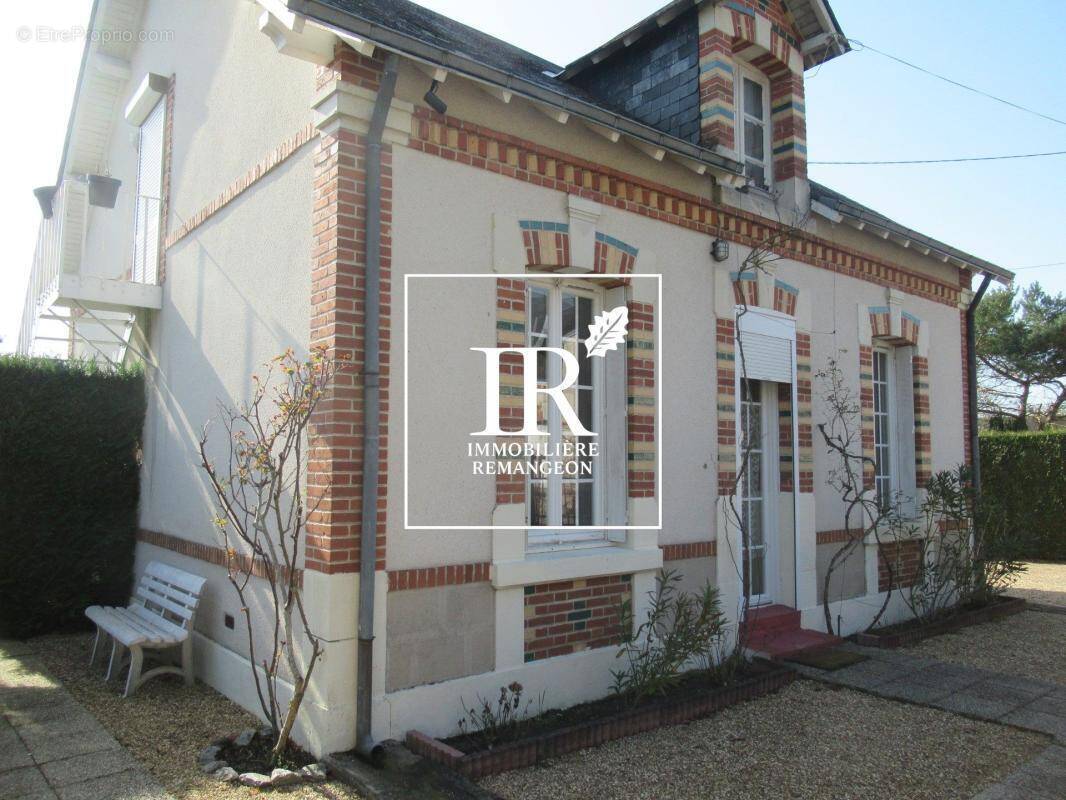 Maison à SELLES-SAINT-DENIS