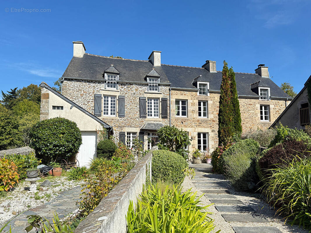 Maison à LANGROLAY-SUR-RANCE