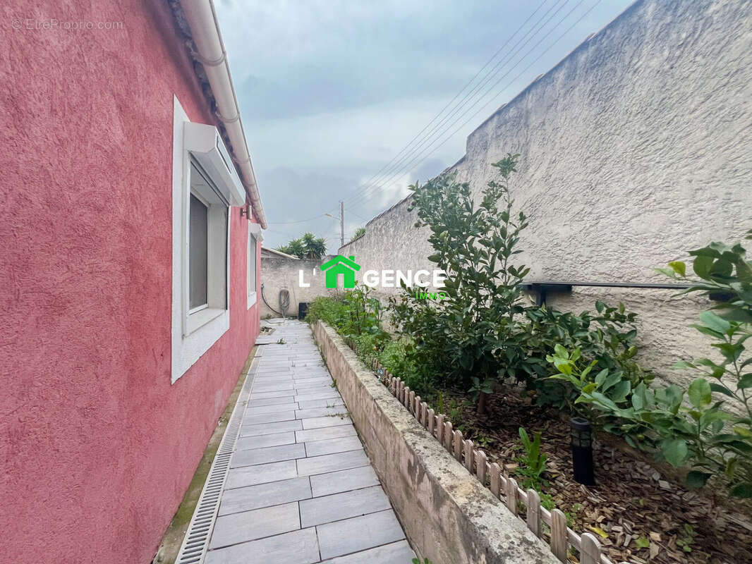 Maison à SAINT-MITRE-LES-REMPARTS