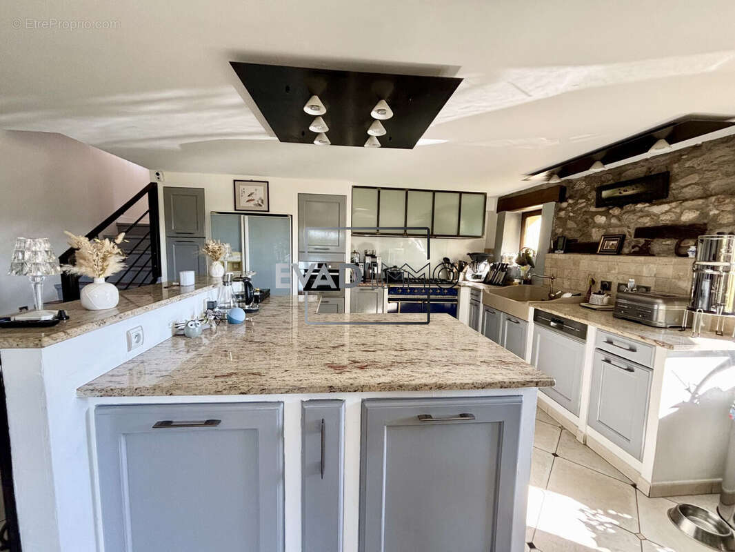 Maison à SAINT-BONNET-LES-OULES