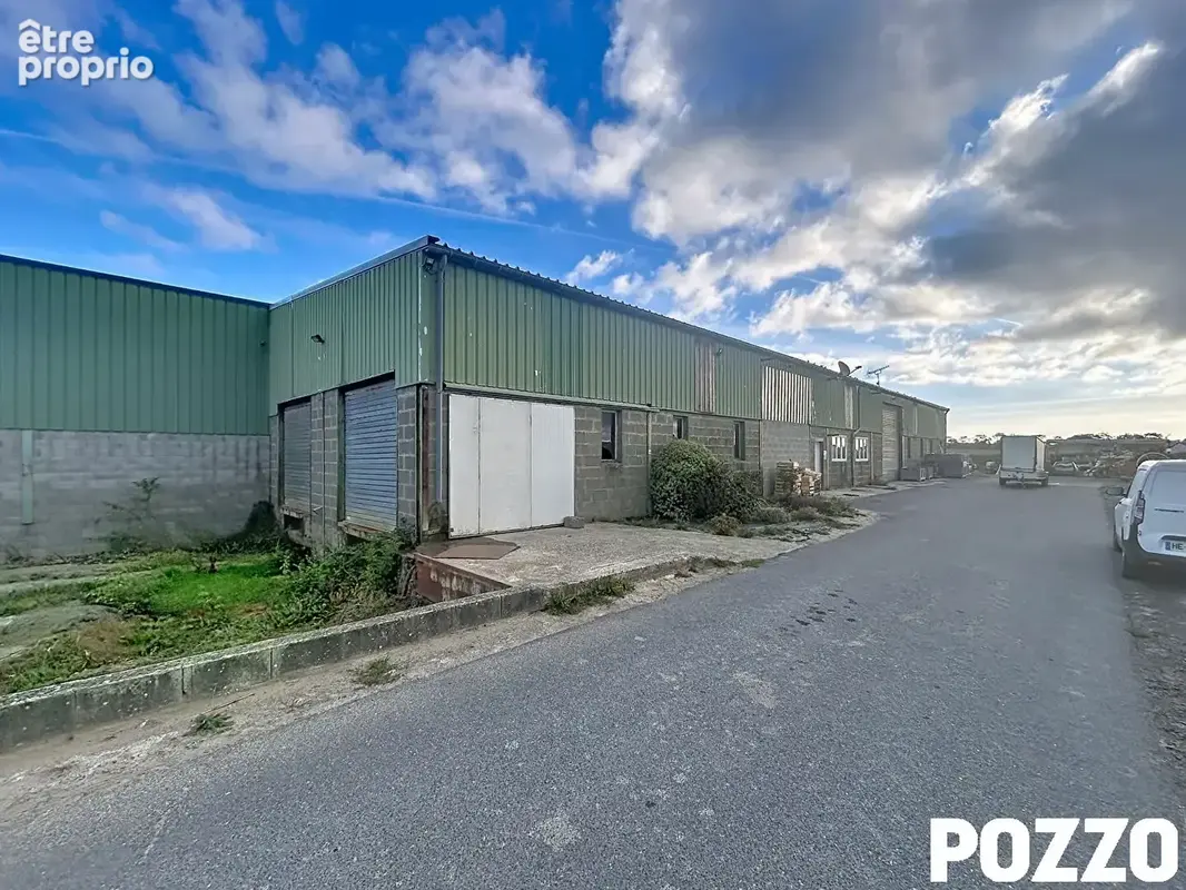 TOURNEVILLE SUR MER (50660) - Entrepôt / local industriel  édifié sur 7800 m² de terrain. - photo 2