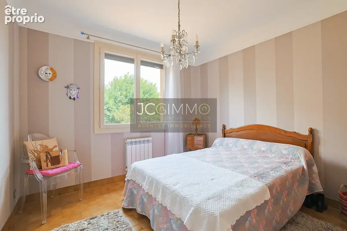 Villa de 318m2 avec deux logements indépendants et fort potentiel ! - photo 19