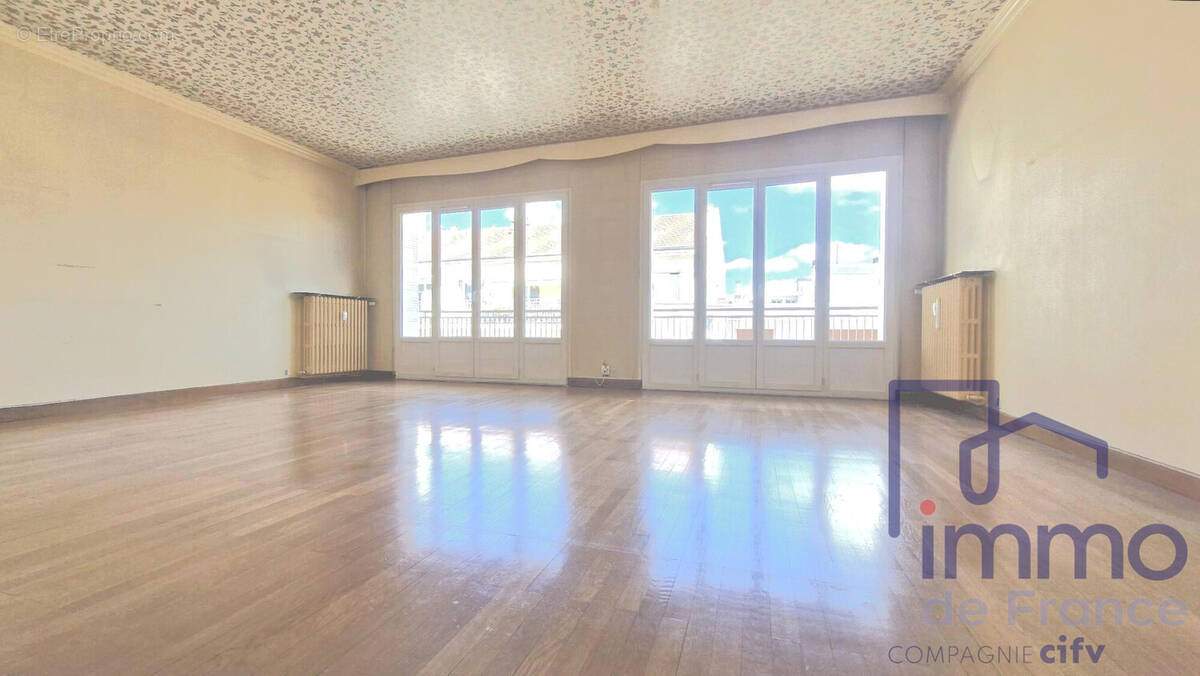 PIECE DE VIE ACTUELLE - Appartement à SAINT-ETIENNE