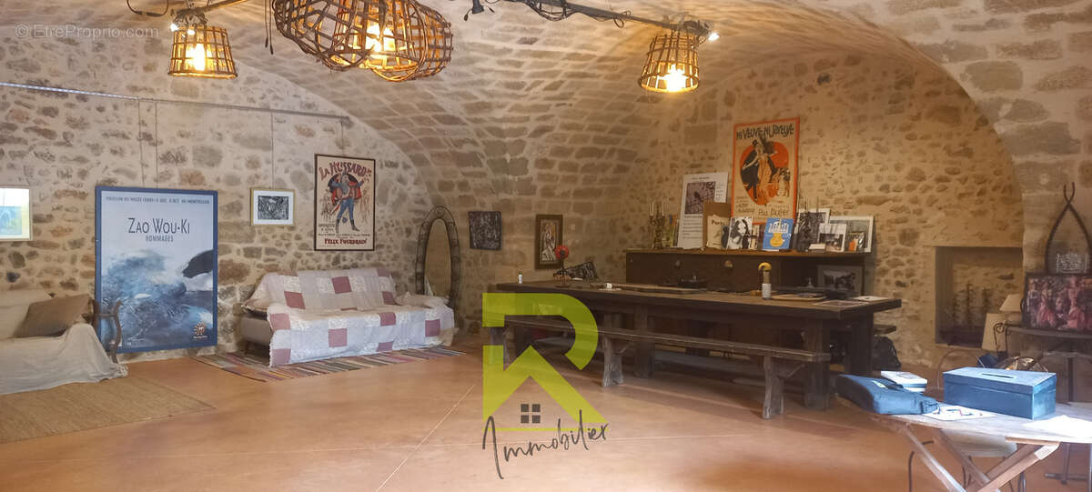 POMEROLS en plein cœur du centre historique une vigneronne entièrement rénovée pour un investissement atypique - photo 16