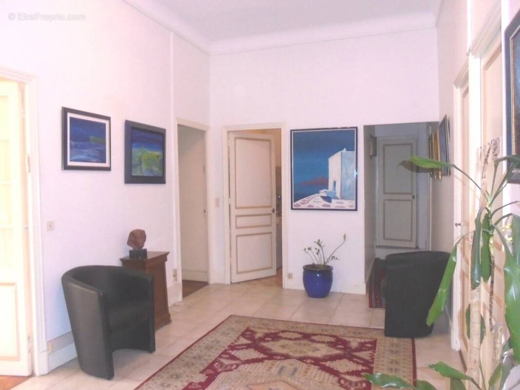 Entrée Carrelage - Appartement à NICE