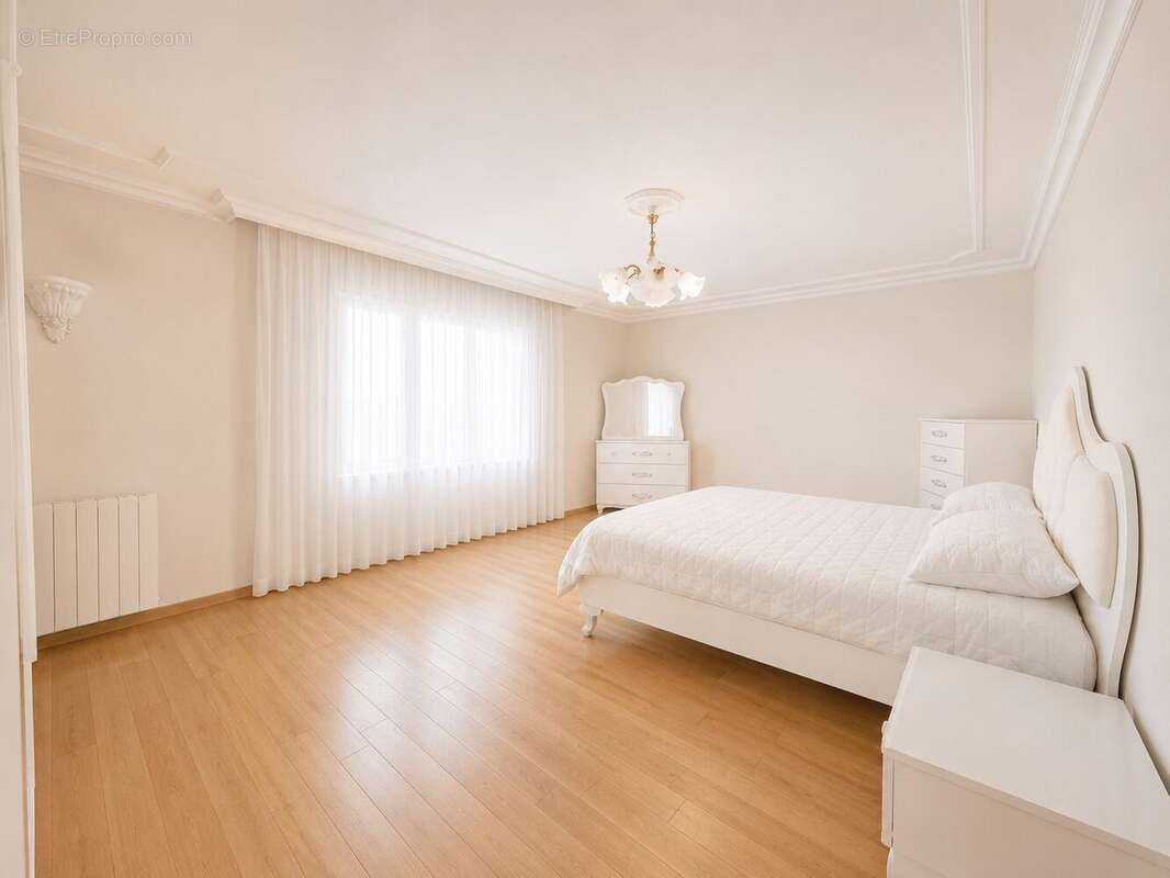 Belle chambre lumineuse aux volumes confortables avec parquet et grandes fenêtres offrant une atmosphère calme et agréable. - Maison à VAL-DE-REUIL