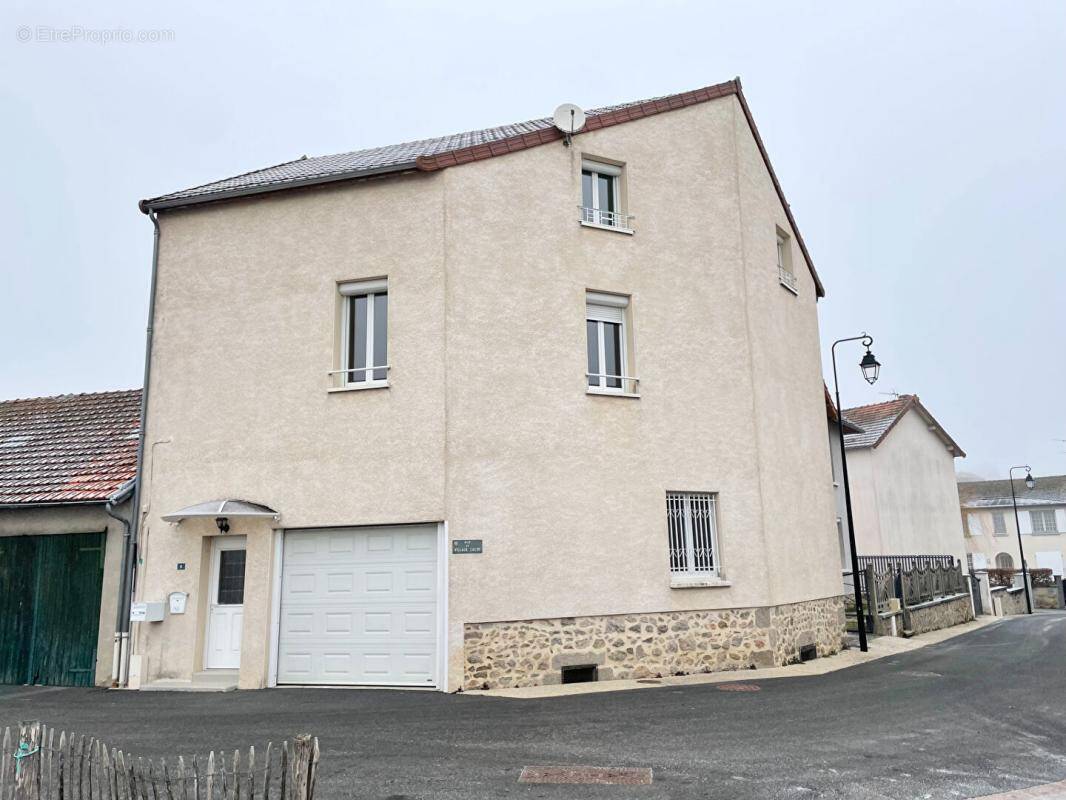 Maison à LE MAYET-DE-MONTAGNE