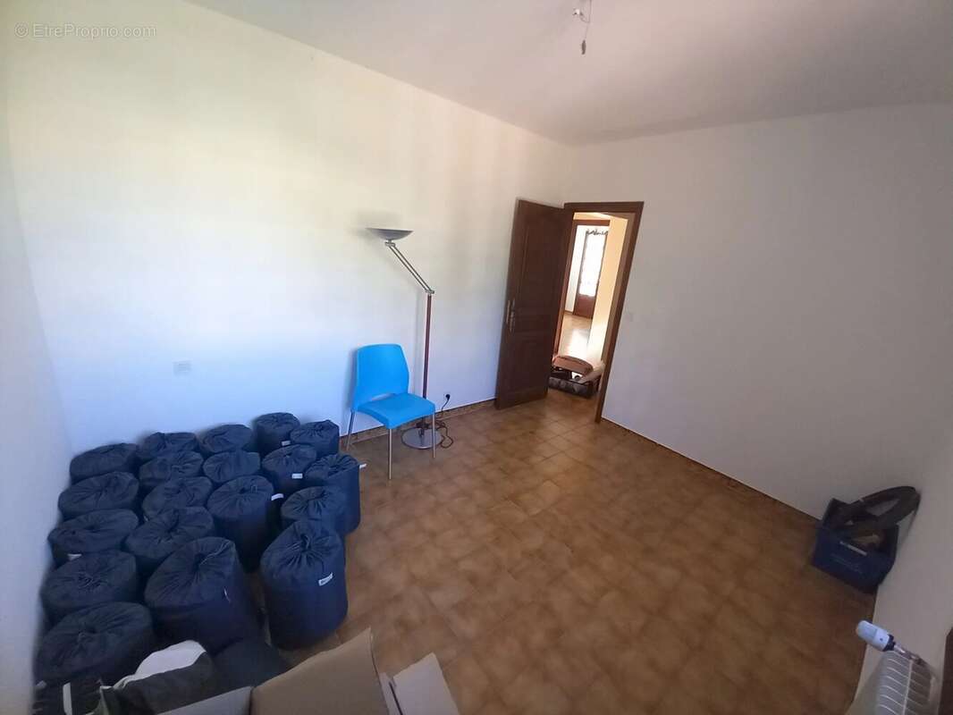 Maison ind avec terrain constructible + 2p ind + grand garage - photo 10