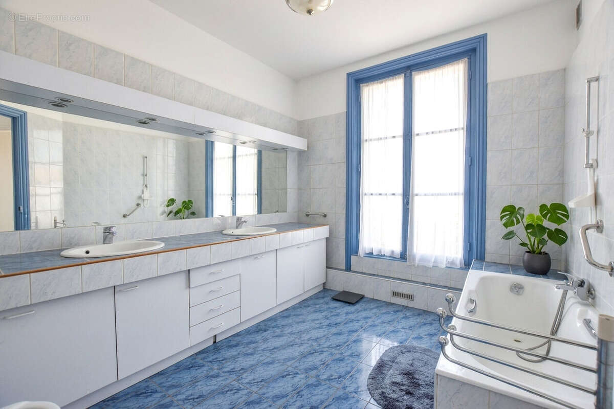 Appartement Le Puy En Velay 5 pièce(s) 207 m² + grand garage - photo 6